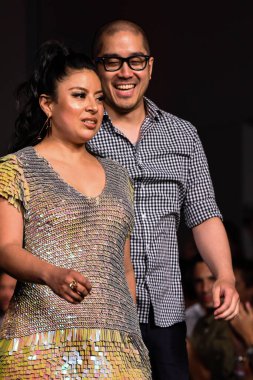 MIAMI BEACH, FL - 12 Temmuz 2019 / 20 tarihinde Miami Beach, FL 'de Art Hearts Moda Yüzme / Resort 2019 / 20' de CHAVEZ INC için pist üzerinde yürüyen tasarımcılar Melissa Alvarado ve Victor Gonzales