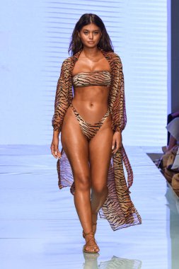 Sofia Jamora, 12 Temmuz 2019 'da Miami, Florida' da Nu Wave Moda Yüzme Haftası sırasında Amahlia Stevens 'ın A vitamini podyumunda yürüyor..