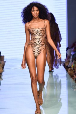 12 Temmuz 2019 'da Miami, Florida' da Nu Wave Moda Yüzme Haftası sırasında Amahlia Stevens 'ın A vitamini podyumunda bir manken yürür..