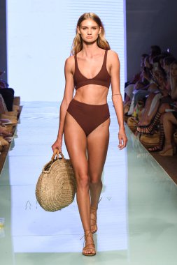 12 Temmuz 2019 'da Miami, Florida' da Nu Wave Moda Yüzme Haftası sırasında Amahlia Stevens 'ın A vitamini podyumunda bir manken yürür..