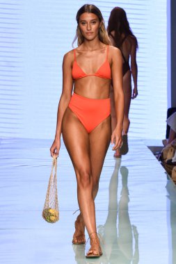12 Temmuz 2019 'da Miami, Florida' da Nu Wave Moda Yüzme Haftası sırasında Amahlia Stevens 'ın A vitamini podyumunda bir manken yürür..