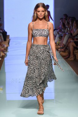 12 Temmuz 2019 'da Miami, Florida' da Nu Wave Moda Yüzme Haftası sırasında Amahlia Stevens 'ın A vitamini podyumunda bir manken yürür..