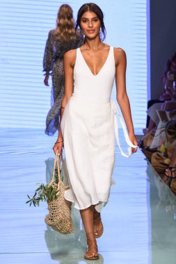 12 Temmuz 2019 'da Miami, Florida' da Nu Wave Moda Yüzme Haftası sırasında Amahlia Stevens 'ın A vitamini podyumunda bir manken yürür..