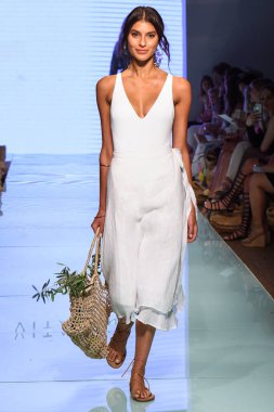 12 Temmuz 2019 'da Miami, Florida' da Nu Wave Moda Yüzme Haftası sırasında Amahlia Stevens 'ın A vitamini podyumunda bir manken yürür..