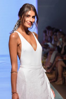 12 Temmuz 2019 'da Miami, Florida' da Nu Wave Moda Yüzme Haftası sırasında Amahlia Stevens 'ın A vitamini podyumunda bir manken yürür..