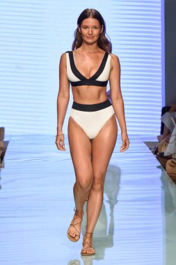 12 Temmuz 2019 'da Miami, Florida' da Nu Wave Moda Yüzme Haftası sırasında Amahlia Stevens 'ın A vitamini podyumunda bir manken yürür..