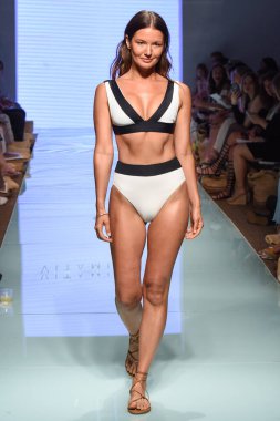 12 Temmuz 2019 'da Miami, Florida' da Nu Wave Moda Yüzme Haftası sırasında Amahlia Stevens 'ın A vitamini podyumunda bir manken yürür..