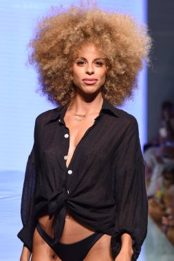 12 Temmuz 2019 'da Miami, Florida' da Nu Wave Moda Yüzme Haftası sırasında Amahlia Stevens 'ın A vitamini podyumunda bir manken yürür..