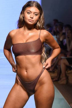 Sofia Jamora, 12 Temmuz 2019 'da Miami, Florida' da Nu Wave Moda Yüzme Haftası sırasında Amahlia Stevens 'ın A vitamini podyumunda yürüyor..
