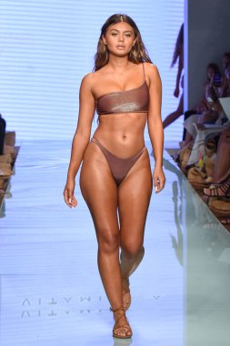 Sofia Jamora, 12 Temmuz 2019 'da Miami, Florida' da Nu Wave Moda Yüzme Haftası sırasında Amahlia Stevens 'ın A vitamini podyumunda yürüyor..