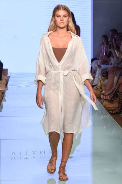 12 Temmuz 2019 'da Miami, Florida' da Nu Wave Moda Yüzme Haftası sırasında Amahlia Stevens 'ın A vitamini podyumunda bir manken yürür..