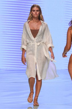 12 Temmuz 2019 'da Miami, Florida' da Nu Wave Moda Yüzme Haftası sırasında Amahlia Stevens 'ın A vitamini podyumunda bir manken yürür..