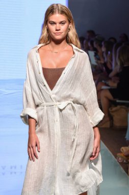 12 Temmuz 2019 'da Miami, Florida' da Nu Wave Moda Yüzme Haftası sırasında Amahlia Stevens 'ın A vitamini podyumunda bir manken yürür..