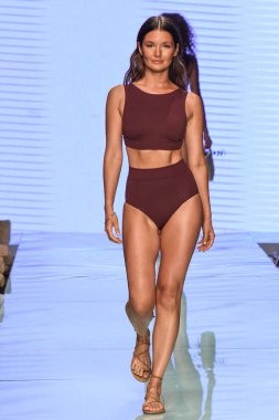 12 Temmuz 2019 'da Miami, Florida' da Nu Wave Moda Yüzme Haftası sırasında Amahlia Stevens 'ın A vitamini podyumunda bir manken yürür..