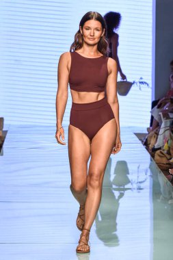 12 Temmuz 2019 'da Miami, Florida' da Nu Wave Moda Yüzme Haftası sırasında Amahlia Stevens 'ın A vitamini podyumunda bir manken yürür..