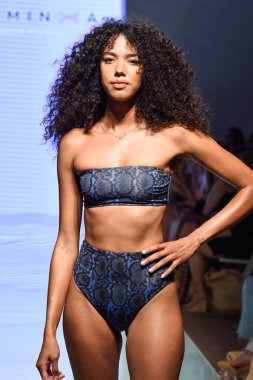 12 Temmuz 2019 'da Miami, Florida' da Nu Wave Moda Yüzme Haftası sırasında Amahlia Stevens 'ın A vitamini podyumunda bir manken yürür..