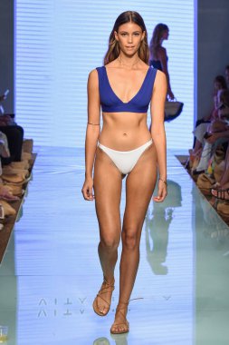 12 Temmuz 2019 'da Miami, Florida' da Nu Wave Moda Yüzme Haftası sırasında Amahlia Stevens 'ın A vitamini podyumunda bir manken yürür..