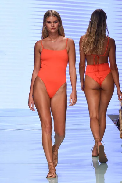 Miami Června Modelka Projde Ranveji Vitamin Amahlia Stevens Show Během — Stock fotografie