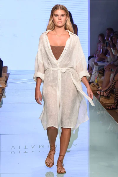 12 Temmuz 2019 'da Miami, Florida' da Nu Wave Moda Yüzme Haftası sırasında Amahlia Stevens 'ın A vitamini podyumunda bir manken yürür..