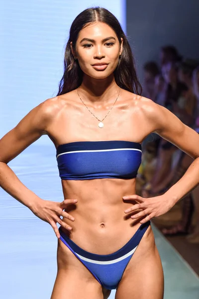 12 Temmuz 2019 'da Miami, Florida' da Nu Wave Moda Yüzme Haftası sırasında Amahlia Stevens 'ın A vitamini podyumunda bir manken yürür..