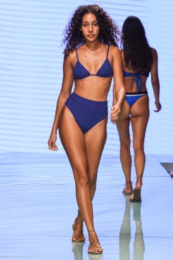 12 Temmuz 2019 'da Miami, Florida' da Nu Wave Moda Yüzme Haftası sırasında Amahlia Stevens 'ın A vitamini podyumunda bir manken yürür..