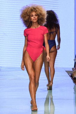 12 Temmuz 2019 'da Miami, Florida' da Nu Wave Moda Yüzme Haftası sırasında Amahlia Stevens 'ın A vitamini podyumunda bir manken yürür..