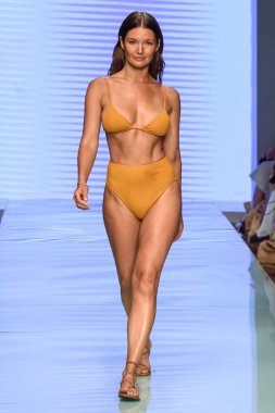 12 Temmuz 2019 'da Miami, Florida' da Nu Wave Moda Yüzme Haftası sırasında Amahlia Stevens 'ın A vitamini podyumunda bir manken yürür..