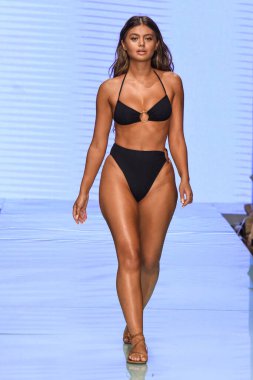 Sofia Jamora, 12 Temmuz 2019 'da Miami, Florida' da Nu Wave Moda Yüzme Haftası sırasında Amahlia Stevens 'ın A vitamini podyumunda yürüyor..