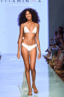 12 Temmuz 2019 'da Miami, Florida' da Nu Wave Moda Yüzme Haftası sırasında Amahlia Stevens 'ın A vitamini podyumunda bir manken yürür..