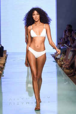 12 Temmuz 2019 'da Miami, Florida' da Nu Wave Moda Yüzme Haftası sırasında Amahlia Stevens 'ın A vitamini podyumunda bir manken yürür..