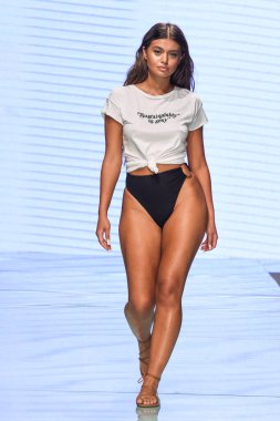 Sofia Jamora, 12 Temmuz 2019 'da Miami, Florida' da Nu Wave Moda Yüzme Haftası sırasında Amahlia Stevens 'ın A vitamini podyumunda yürüyor..