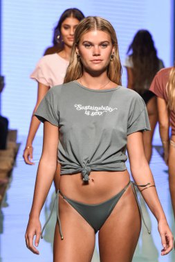 12 Temmuz 2019 'da Miami, Florida' da Nu Wave Moda Yüzme Haftası sırasında Amahlia Stevens 'ın A vitamini podyumunda bir manken yürür..