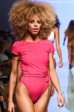 12 Temmuz 2019 'da Miami, Florida' da Nu Wave Moda Yüzme Haftası sırasında Amahlia Stevens 'ın A vitamini podyumunda bir manken yürür..