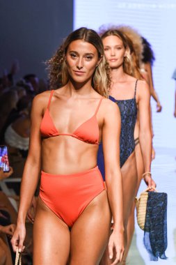 12 Temmuz 2019 'da Miami, Florida' da Nu Wave Moda Yüzme Haftası sırasında Amahlia Stevens 'ın A vitamini podyumunda bir manken yürür..