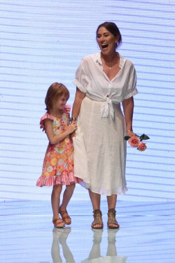 MIAMI, FL - 12 Temmuz 2019 'da Miami, Florida' da NuWave Moda Haftası 2019 'da A vitamini gösterisinde defilede yürüyen tasarımcı Amahlia Stevens.