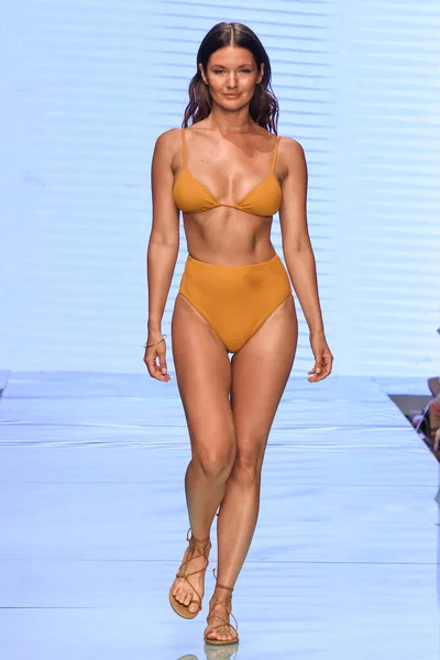 Miami July Model Walk Runway Vitamin Amahlia Stevens Show Wave — 스톡 사진