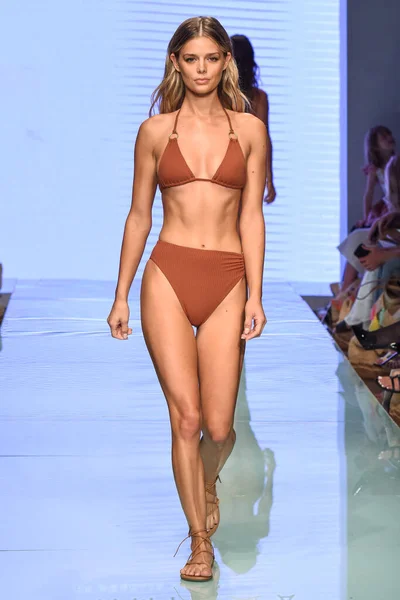 Miami July Model Walks Runway Vitamin Amahlia Stevens Show Wave — Stock Photo, Image