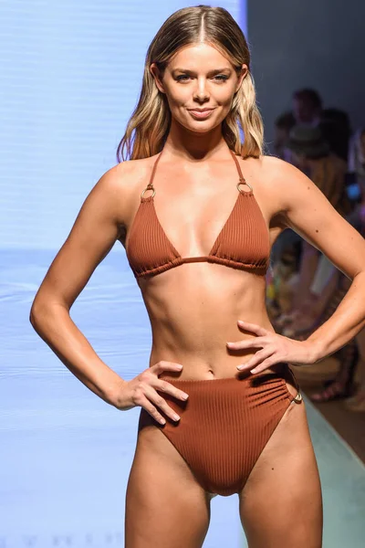 Miami Juli Model Walks Runway Vitamin Amahlia Stevens Show Wave — Stockfoto