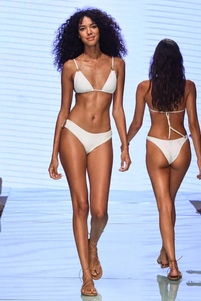 Miami Julho Model Walks Runway Vitamin Amahlia Stevens Show Wave — Fotografia de Stock