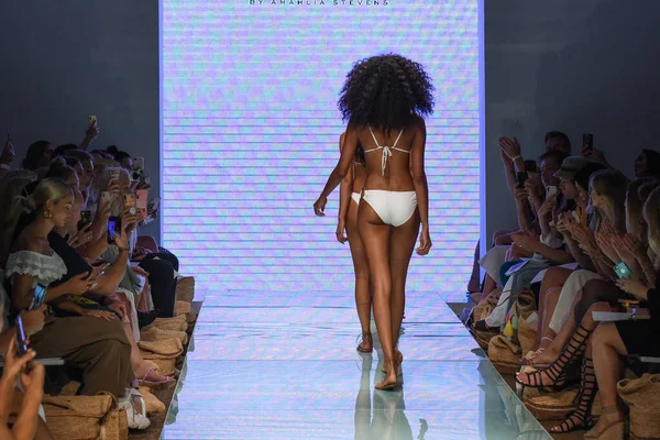 Miami 7月12 モデルたちは 7月12日にフロリダ州マイアミで開催されるNew Wave Fashion Week Swim 2019で Amahlia — ストック写真