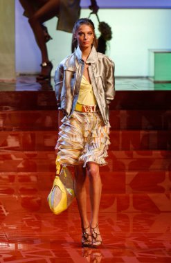 PARIS FRANCE - 12 Ekim 2003 Model Daria Werbowy, 2004 Yaz ayı Paris moda haftası boyunca Valentino Hazır Giyin defilesinin defilesini yürüttü. Paris,