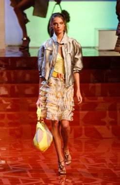 PARIS FRANCE - 12 Ekim 2003 Model Daria Werbowy, 2004 Yaz ayı Paris moda haftası boyunca Valentino Hazır Giyin defilesinin defilesini yürüttü. Paris,