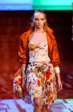 ARIS FRANCE - 10 Ekim 2004 Model Heather Marks Paris Bahar-Yaz 2005 moda haftası boyunca Valentino Giymeye Hazır Moda Koleksiyonu defilesinin defilesini yürüttü. Paris,