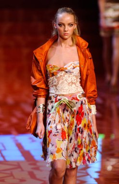 ARIS FRANCE - 10 Ekim 2004 Model Heather Marks Paris Bahar-Yaz 2005 moda haftası boyunca Valentino Giymeye Hazır Moda Koleksiyonu defilesinin defilesini yürüttü. Paris,