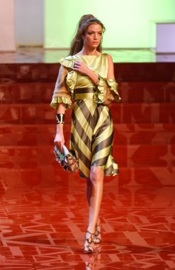 PARIS FRANCE - 12 Ekim 2003 Model Mariacarla Boscono podyum defilesi Valentino Giymeye Hazır Moda Koleksiyonu 2004 Yaz ayı moda haftası boyunca. Paris,