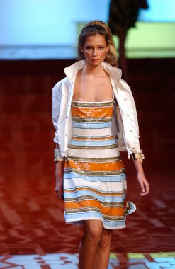 PARIS FRANCE - 12 Ekim 2003 Model I Tiiu Kuik, 2004 Yaz ayı Paris moda haftasında Valentino Giymeye Hazır Moda Koleksiyonu defilesinin defilesi. Paris,