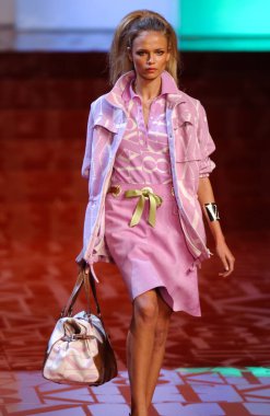 ARIS FRANCE - 10 Ekim 2004 Model Paris Bahar-Yaz 2005 moda haftası boyunca Valentino Giymeye Hazır Koleksiyonu 'nun Natasha Poly defilesi. Paris,