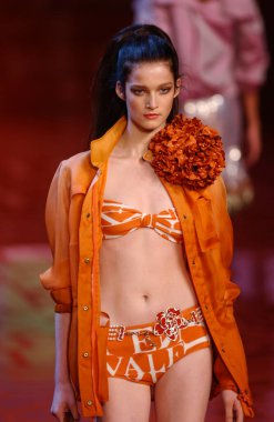 ARIS FRANCE - 10 Ekim 2004 Model Marta Berzkalna Paris Bahar-2005 moda haftası boyunca Valentino Giymeye Hazır Moda Koleksiyonu defilesinin defilesi. Paris,