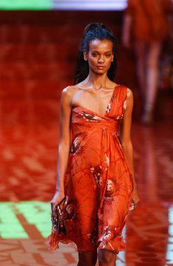 PARIS FRANCE - 12 Ekim 2003 Model Liya Kebede, 2004 Yaz ayı Paris moda haftası boyunca Valentino Giymeye Hazır Moda Koleksiyonu defilesinin defilesi. Paris,