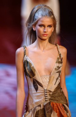 PARIS FRANCE - 12 Ekim 2003 Valentino hazır giyim defilesinin Model Hana Soukupova yürüyüş defilesi. Paris,